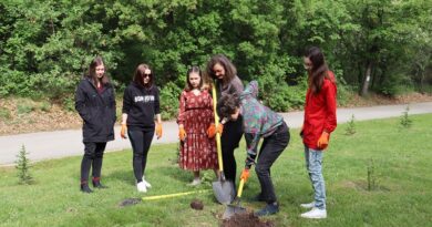Млади творци засадиха дърво в Кенана